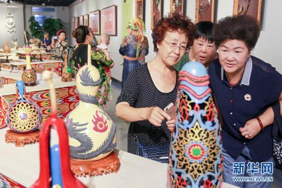 新疆哈密展出多彩葫芦工艺品